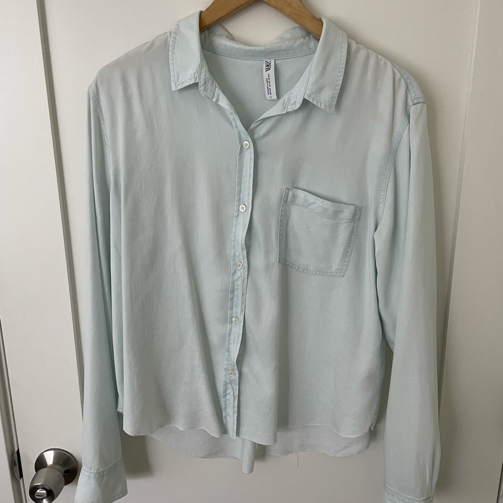 Women’s Zara Soft “denim” light blue button down size medium NWOT